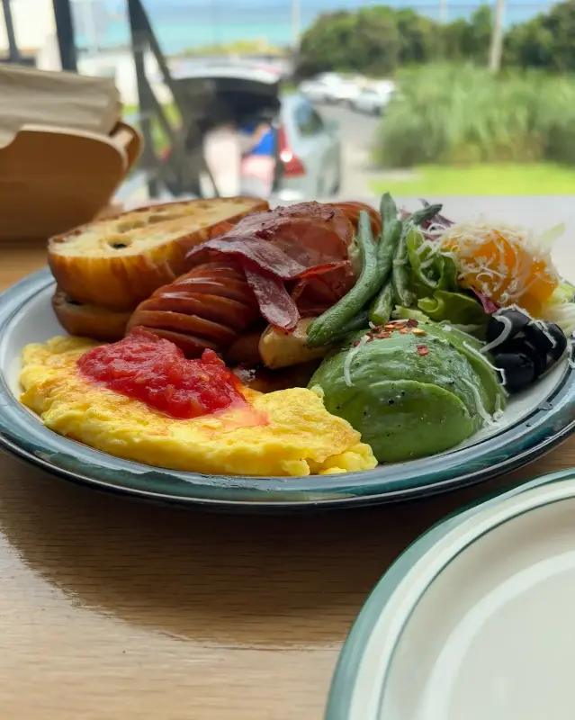 창밖으로 보이는 세화 해변