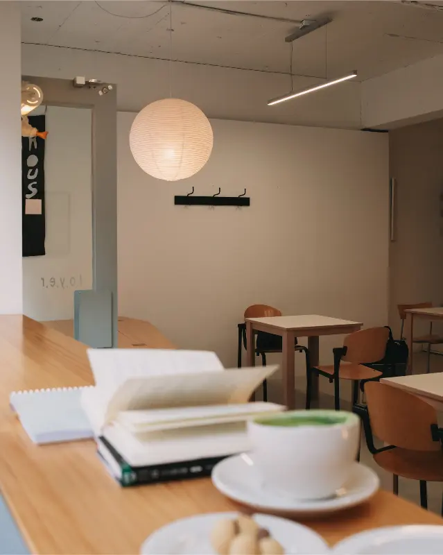 따뜻한 분위기의 카페 내부