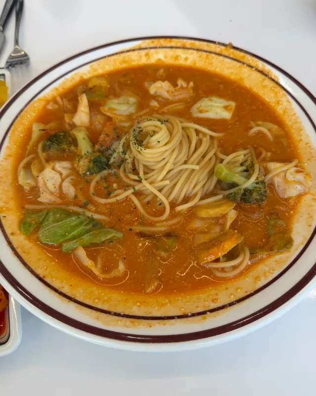 파스타 면과 브로콜리, 새우 등이 로제 소스에 어우러진 파스타