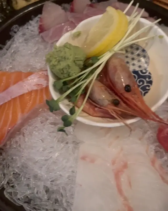 싱싱한 해산물이 가득 담긴 모듬회 한 상