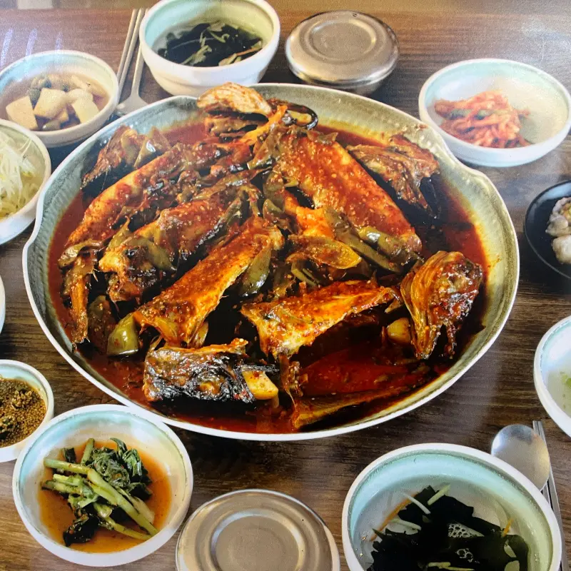 명태조림과 함께 차려진 정갈한 밑반찬들