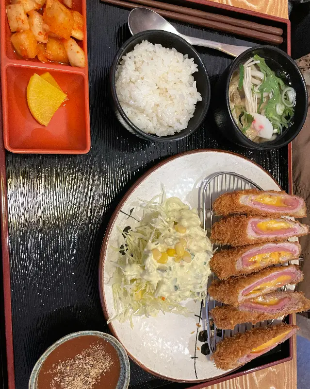 치즈 돈까스의 단면