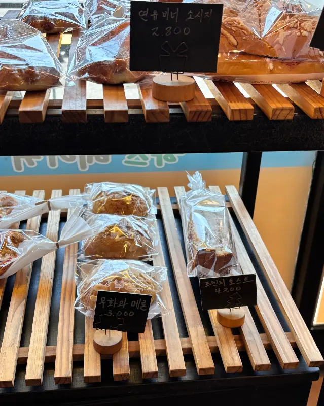 다품종 베이커리의 빵 진열 모습