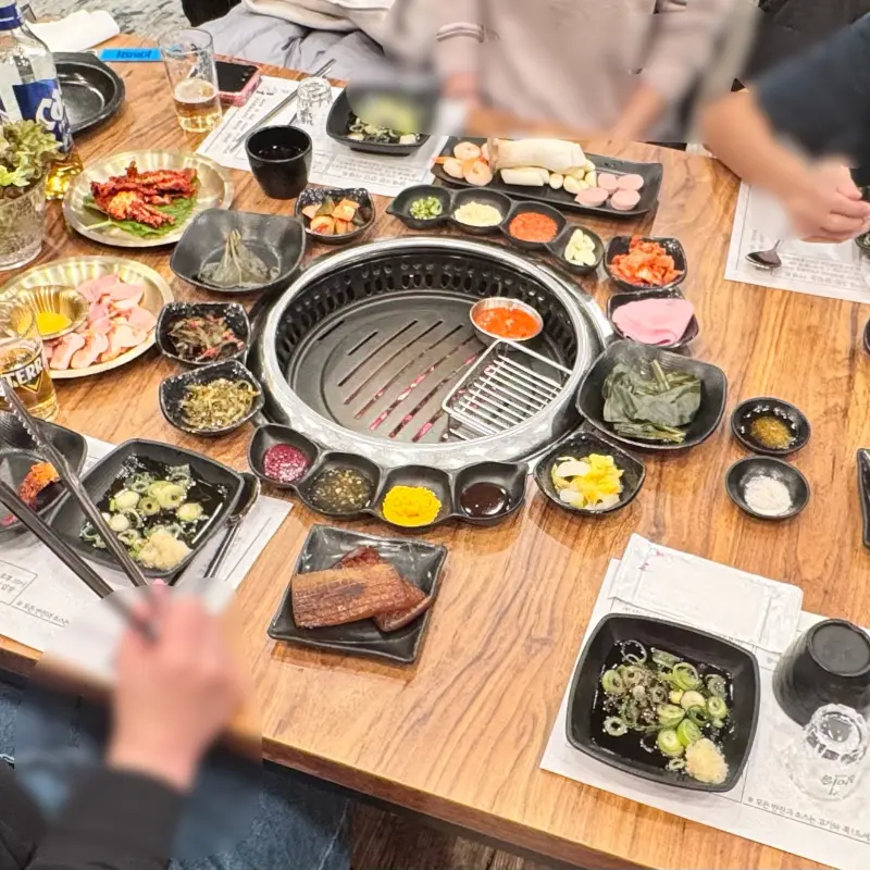 테이블 가득 차려진 산애그린의 한 상차림