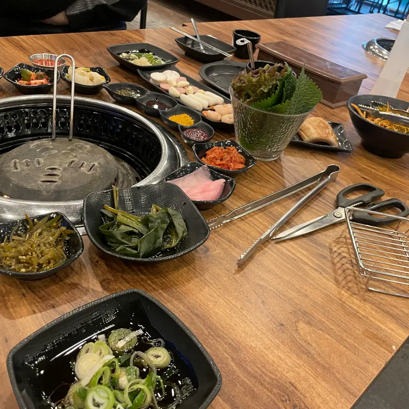 다양한 쌈 채소와 곁들임