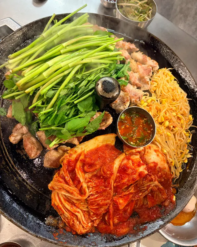 솥뚜껑 위 삼겹살 한 상 차림