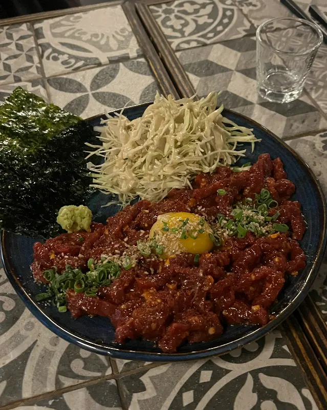 신선한 육회 한 접시