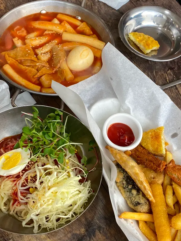 떡볶이, 쫄면, 튀김이 놓인 테이블