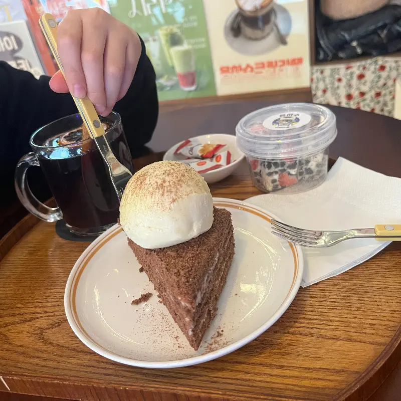 디저트와 음료를 함께 즐기는 모습