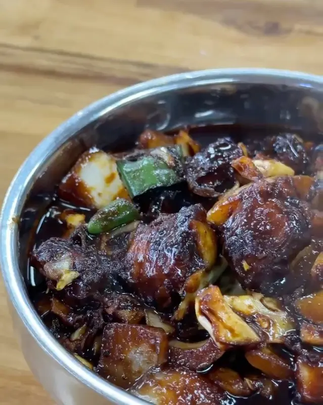 큼지막한 고기가 들어간 짜장 소스