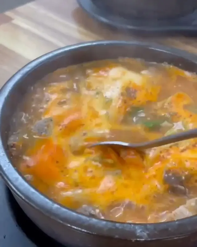 순대국에 다진 양념을 넣어 얼큰하게 즐기기