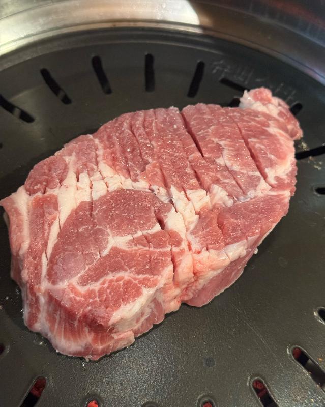 두툼한 돼지 목살