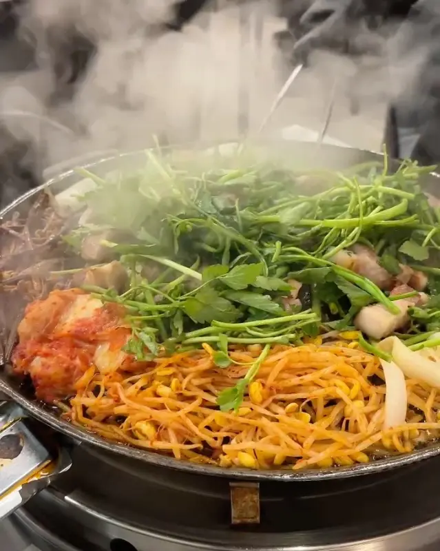 미나리가 듬뿍 올려진 삼겹살