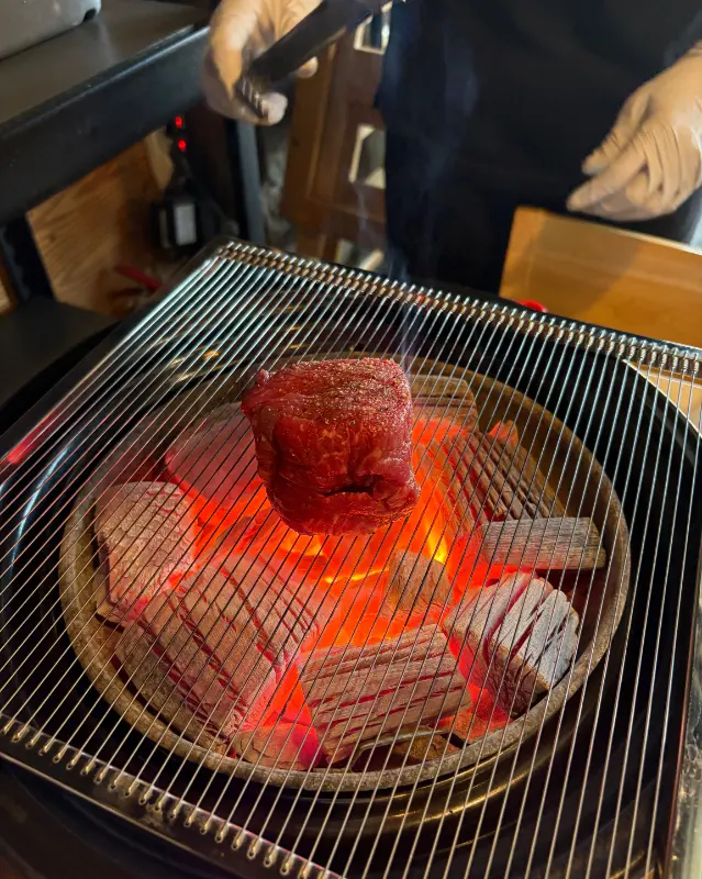 숯불 위에서 익어가는 고기
