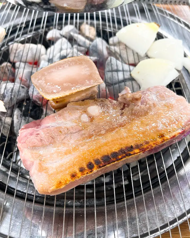 숯불 위에서 지글지글 익어가는 오겹살