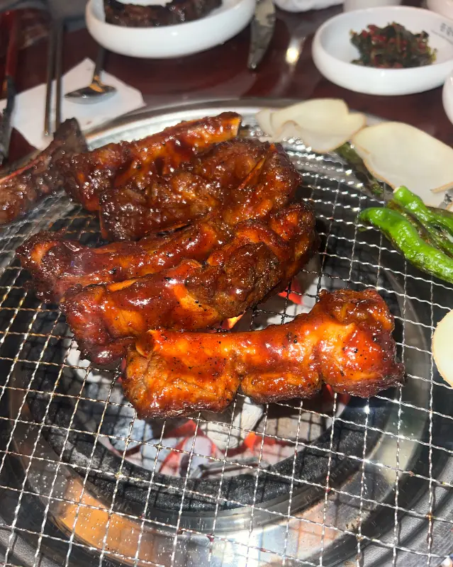 윤기가 자르르 흐르는 쪽갈비