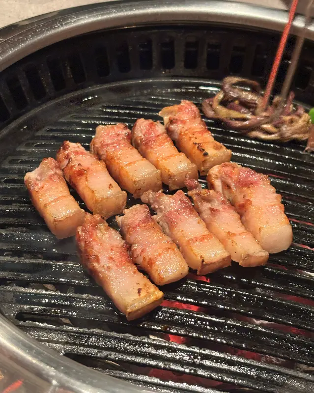 잘 구워진 흑돼지 오겹살