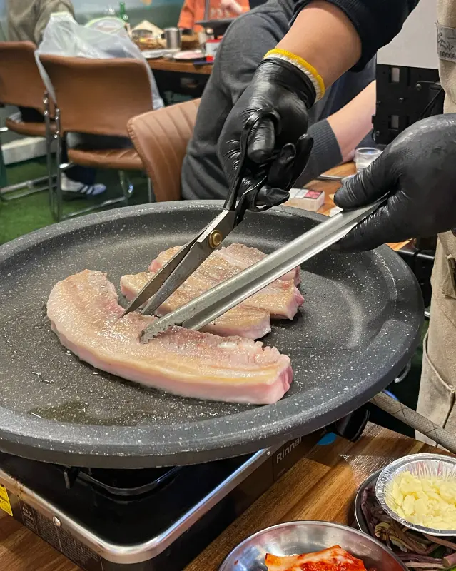 직원분이 고기를 구워주는 모습