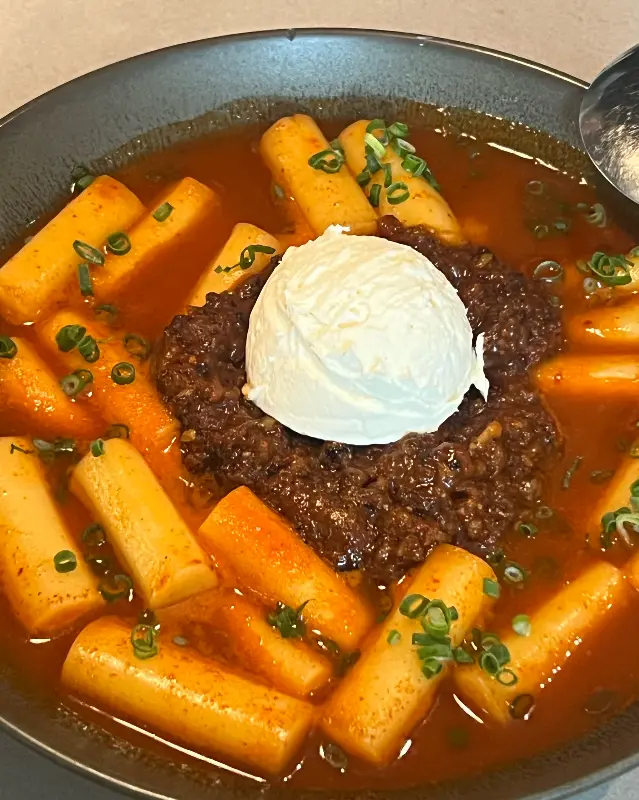 비프 라구 떡볶이