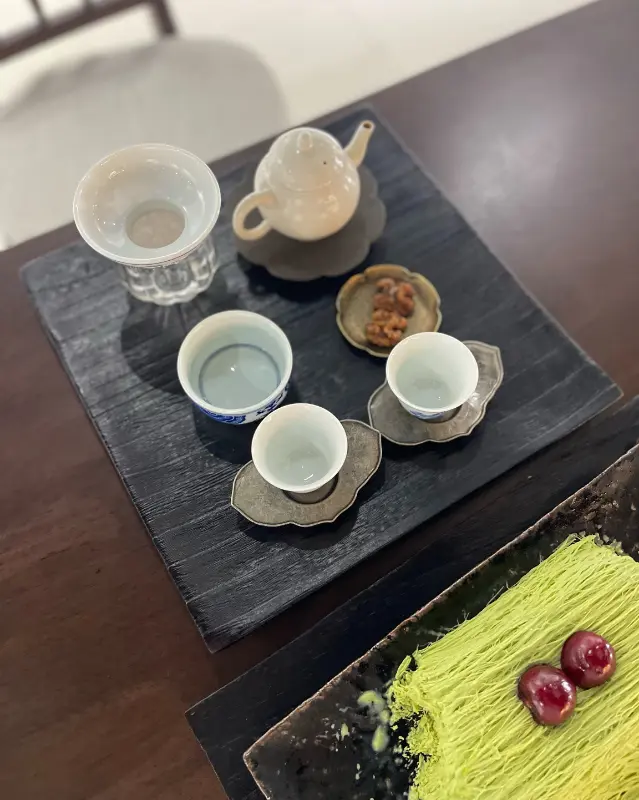 정갈하게 차려진 말차빙수와 찻잔