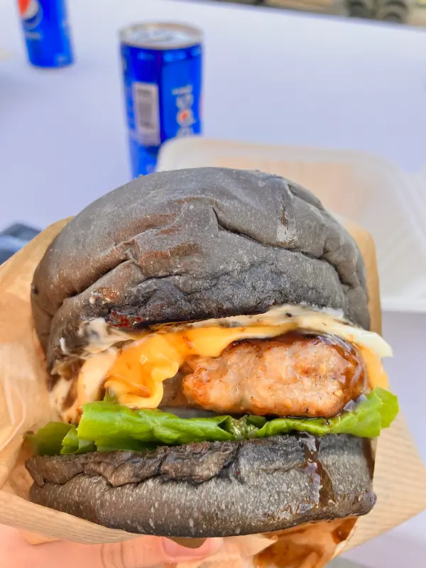 흑돼지 버거 근접샷