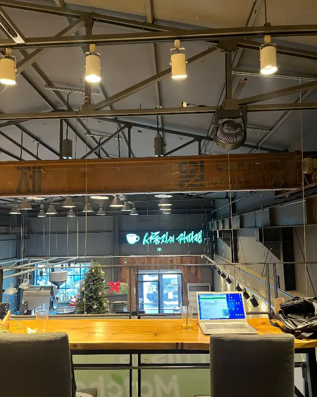 카페 내부 전경