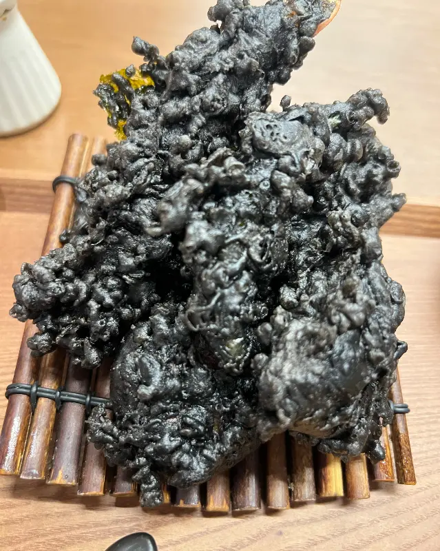 독특한 비주얼의 먹물 튀김