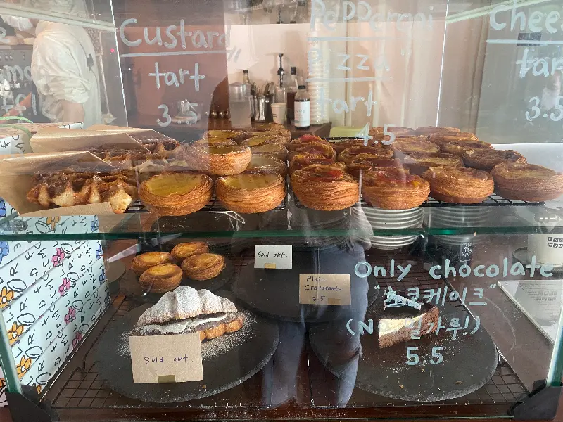 쇼케이스 안에 진열된 다양한 종류의 타르트