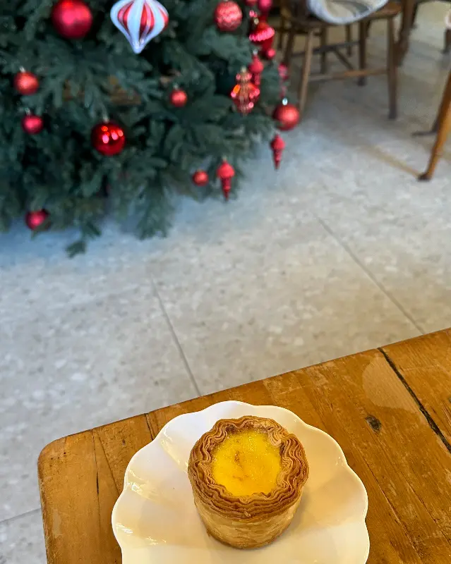 크리스마스 분위기가 물씬 풍기는 카페 내부