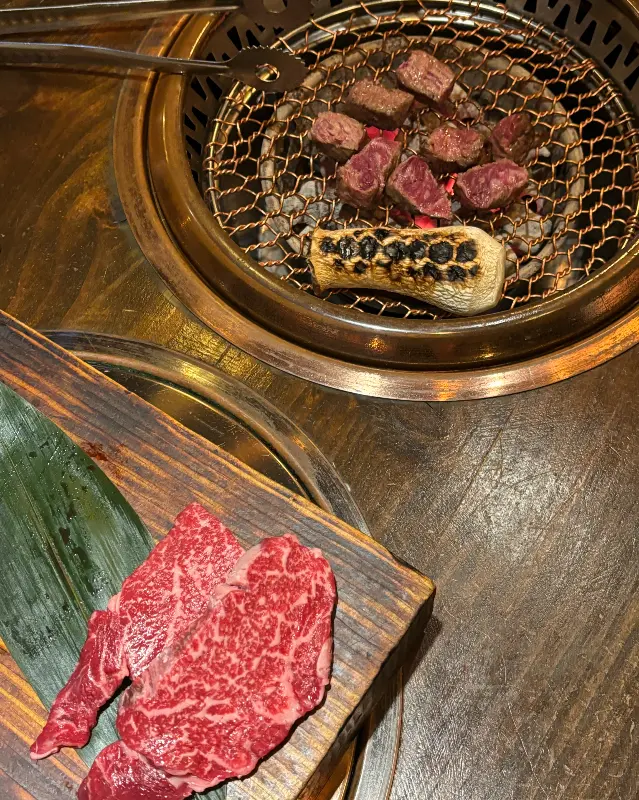 숯불 위에서 구워지는 소고기