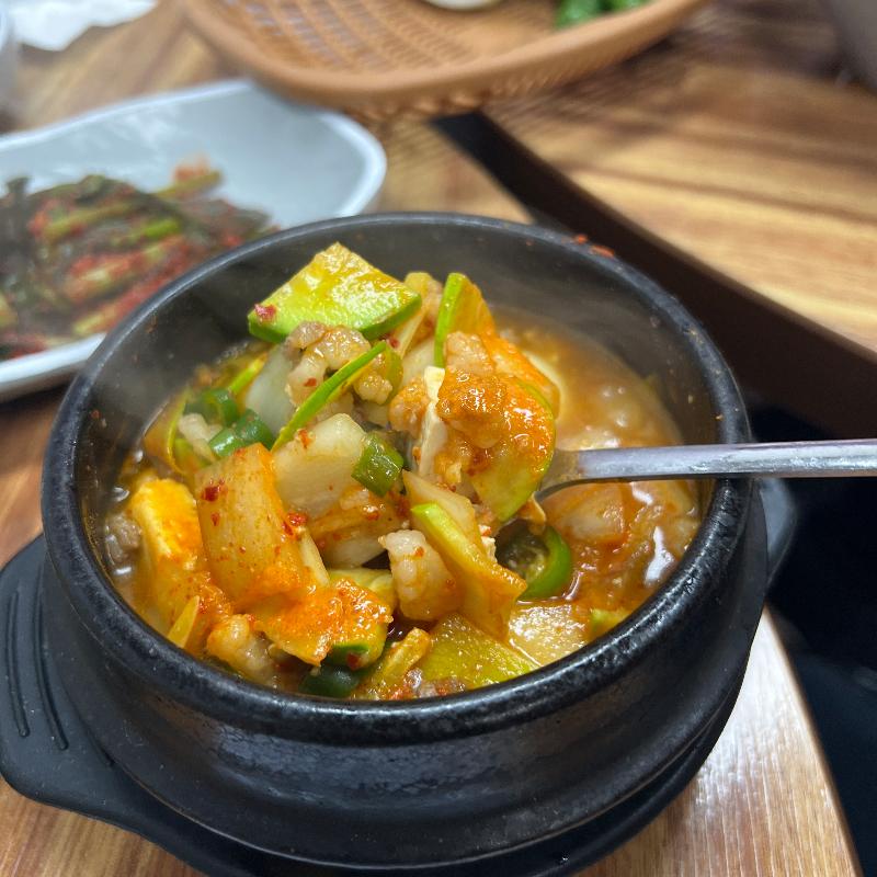 뚝배기에 담겨 보글보글 끓고 있는 된장찌개의 모습