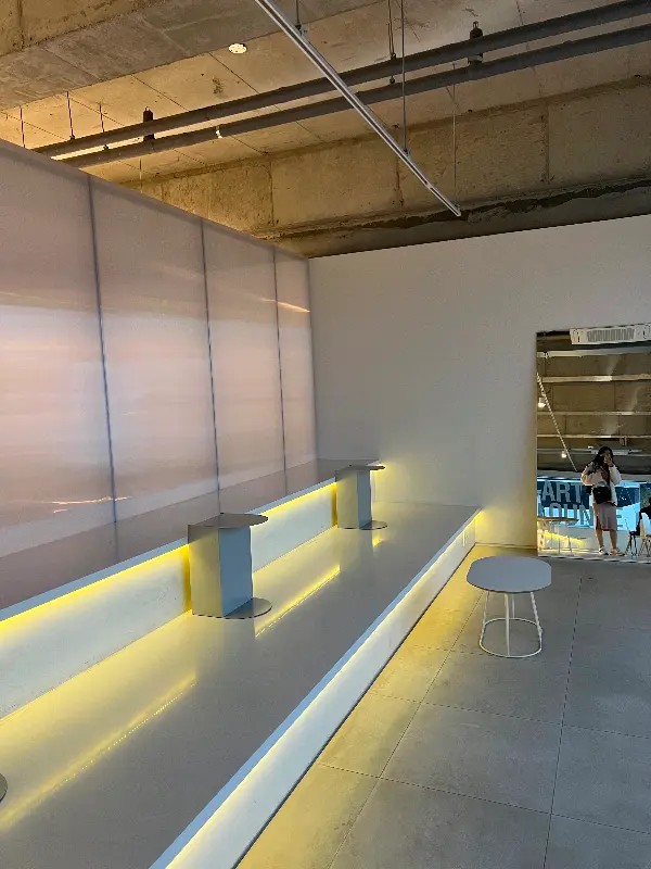 미니멀한 인테리어가 돋보이는 내부