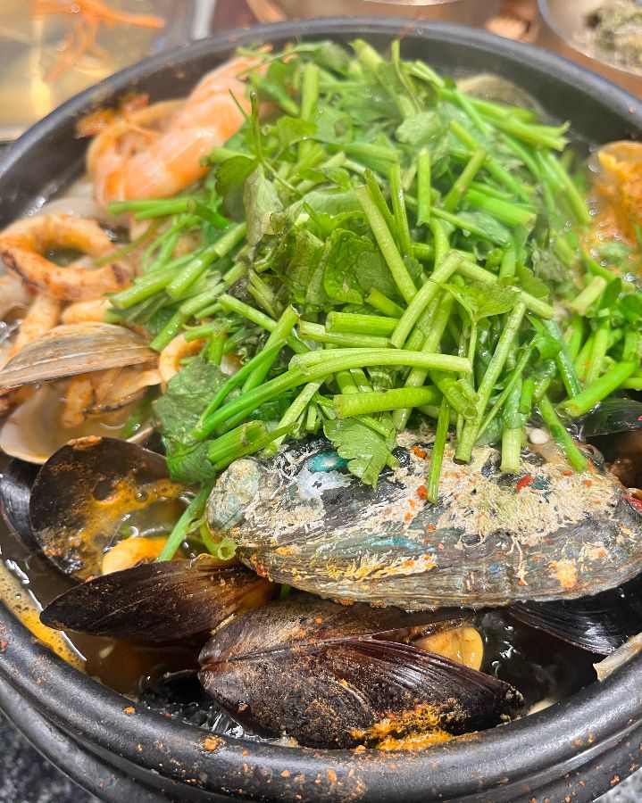 푸짐한 해물뚝배기