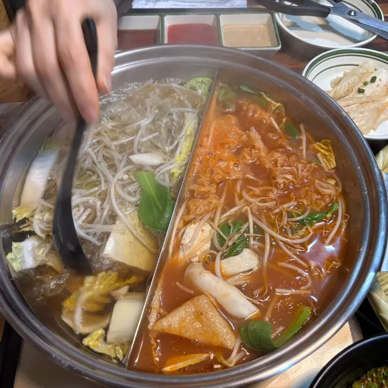 샤브샤브 재료를 넣고 끓이는 모습