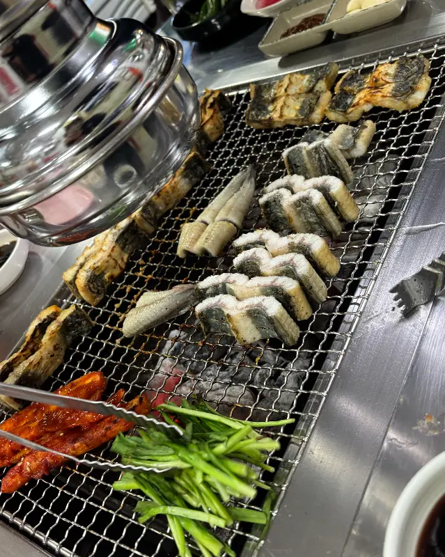 숯불 위에서 구워지는 장어
