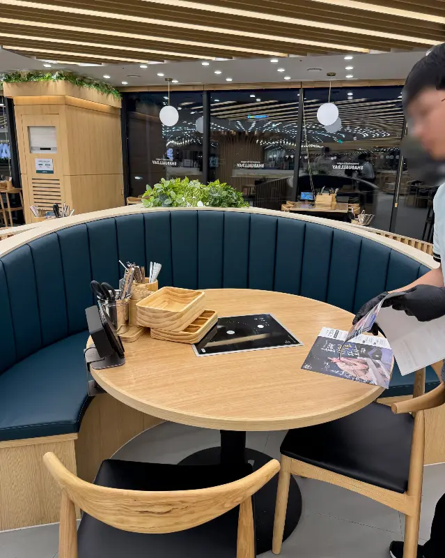 깔끔하고 넓은 테이블