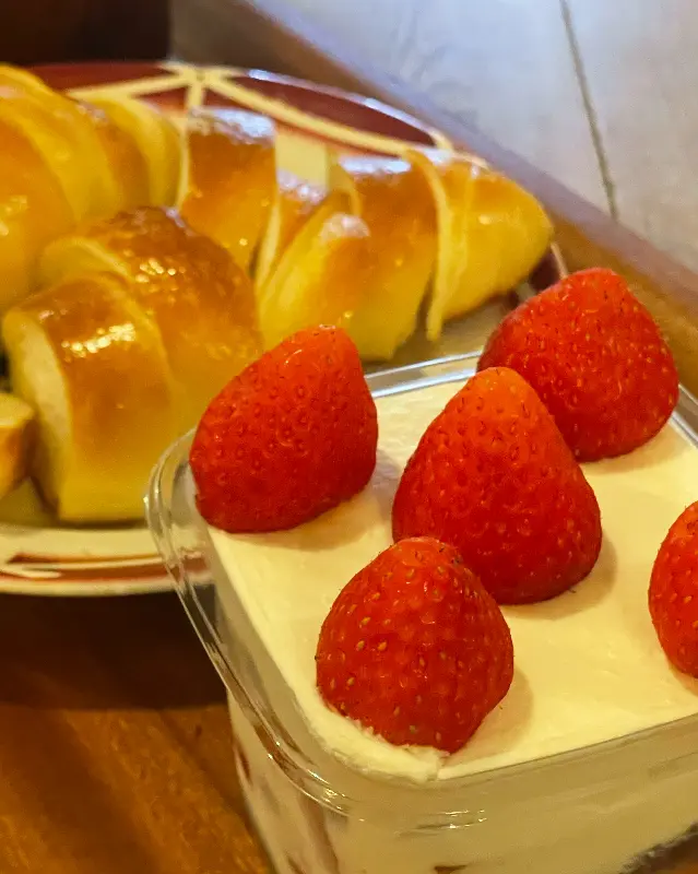 싱싱한 딸기가 올라간 케이크