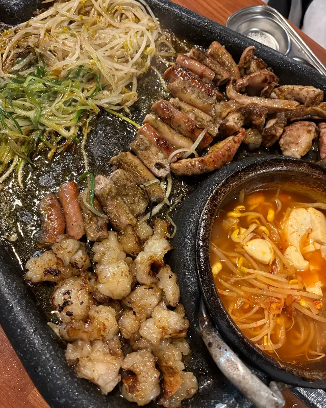 노릇노릇하게 구워진 곱창과 대창