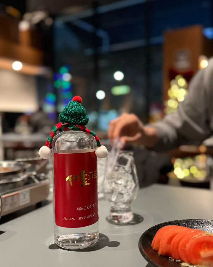 크리스마스 분위기로 장식된 술병