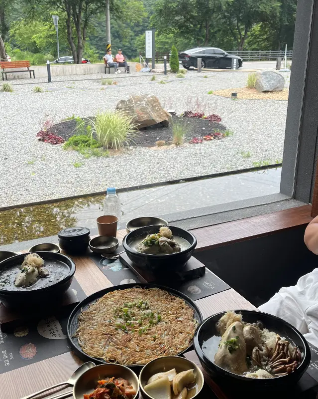 테이블 위에서 보이는 추월산 뷰