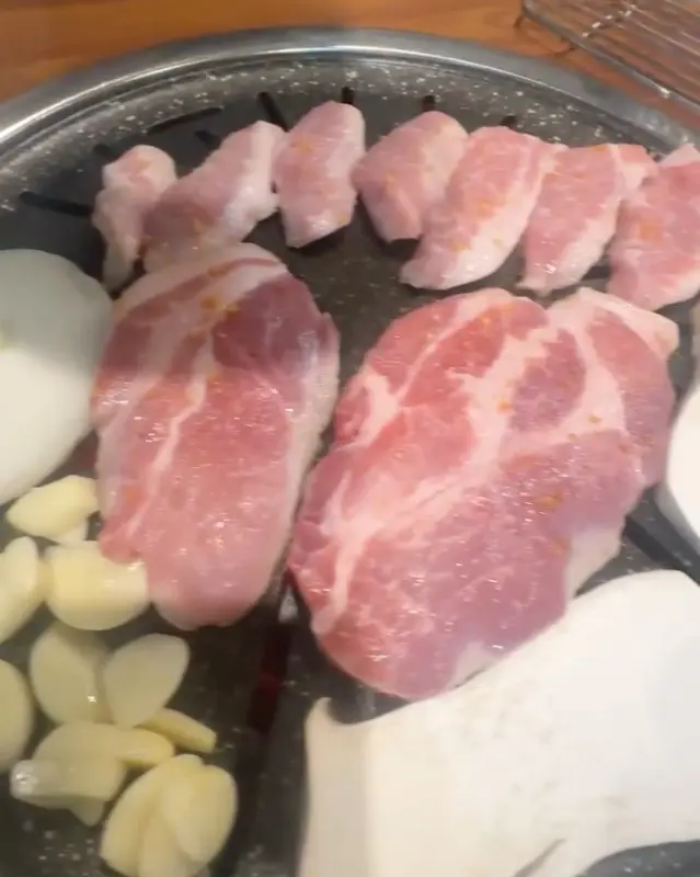 불판 위에 올려진 목살