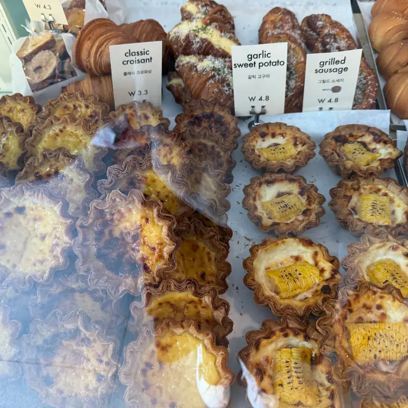 진열된 에그타르트와 크루아상