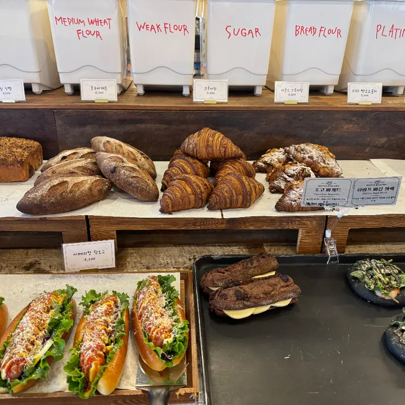 다양한 종류의 빵이 진열된 모습