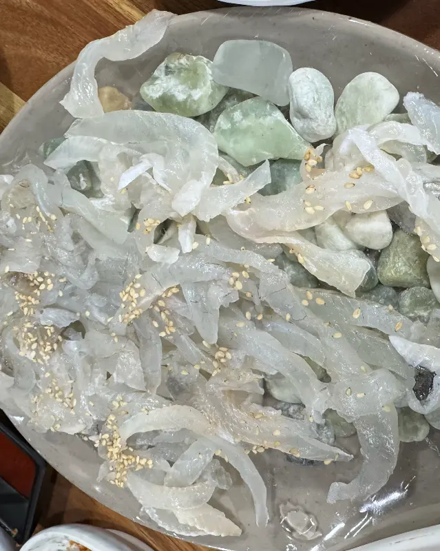 윤기가 흐르는 한치회