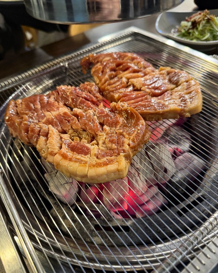 숯불 위에서 맛있게 구워지는 돼지갈비