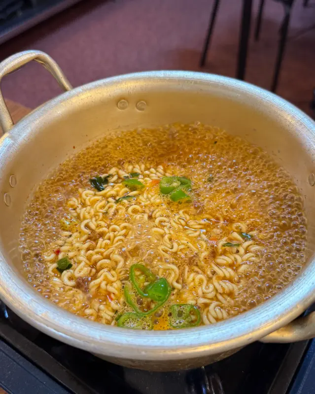 양은 냄비에 끓여 먹는 라면