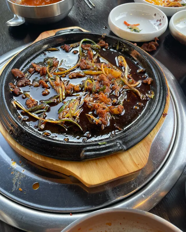 돼지불고기를 볶아 만든 맛있는 볶음밥