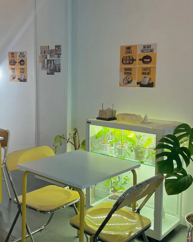 카페 엣헴 내부의 아기자기한 소품과 인테리어