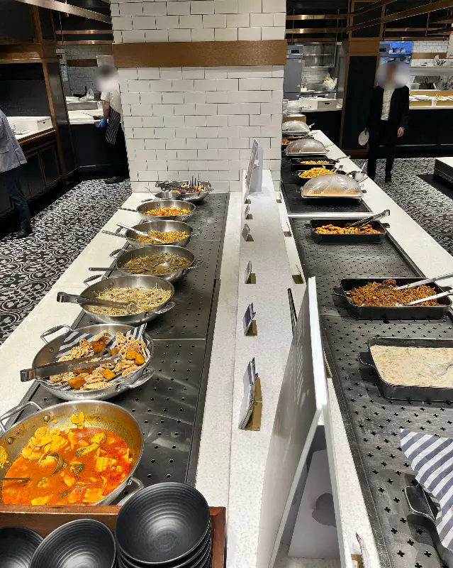 다양한 음식이 준비된 샐러드바