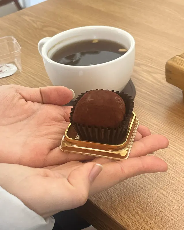 손 위에 올려진 두바이 쫀득 쿠키